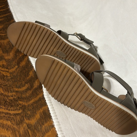 Sandals. Söfft. 8.5m. Green, snake trim. NWOT - Picture 4 of 7